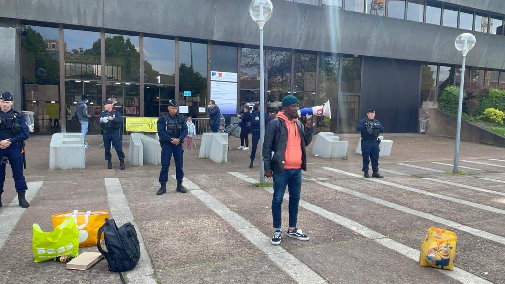 CeesParis8's tweet photo. 04/05 une journée historique pour le @CeesParis8.plus de 16mois de lutte, de précarité et de promesses. le @CeesParis8 a décidé de battre le macadam devant la pref de Bobigny pour manifester sa colère avec les soutiens @SoBFrance @poing_8 @uneftacle @ericcoquerel https://t.co/hQ9OSoBuYz