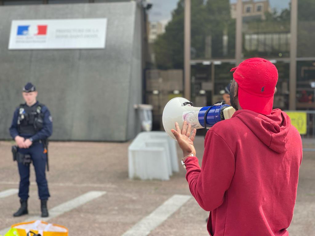 CeesParis8's tweet photo. 04/05 une journée historique pour le @CeesParis8.plus de 16mois de lutte, de précarité et de promesses. le @CeesParis8 a décidé de battre le macadam devant la pref de Bobigny pour manifester sa colère avec les soutiens @SoBFrance @poing_8 @uneftacle @ericcoquerel https://t.co/hQ9OSoBuYz