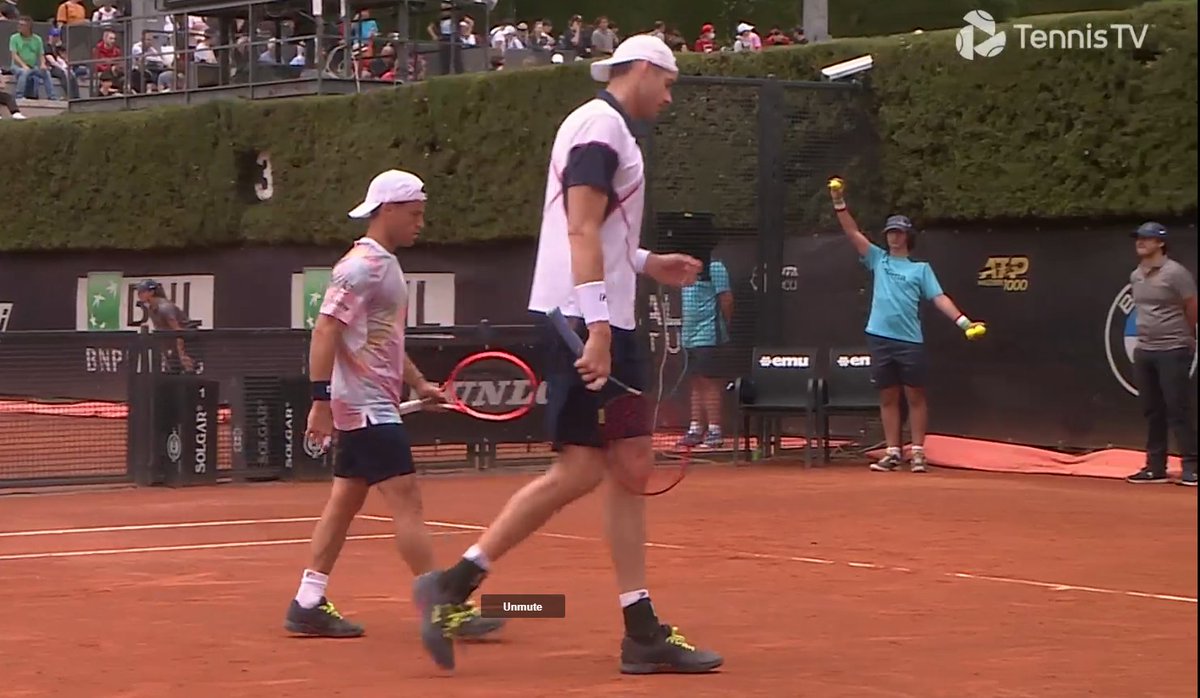 ChipundCharge's tweet photo. Die Doppelpaarung, die endlich zustande gekommen ist. John Isner und Diego Schwartzman. https://t.co/OCLeQPITE1