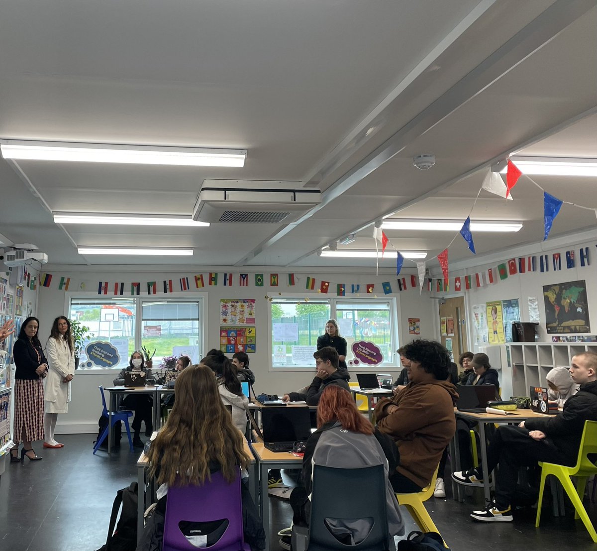 K2Vlierberge's tweet photo. No better way to celebrate #EuropeDay and commemorate #IrelandEU50 than discuss with students the 🇪🇺 project.
Delighted to accompany minister @cathmartingreen to the @StepasideETSS school in #Dublin.
🇮🇪🇪🇺🇧🇪 Long live Europe ⭐️Lang leve Europa⭐️Vive l’Europe⭐️Es lebe Europa⭐️ https://t.co/5EbhDnOQSZ