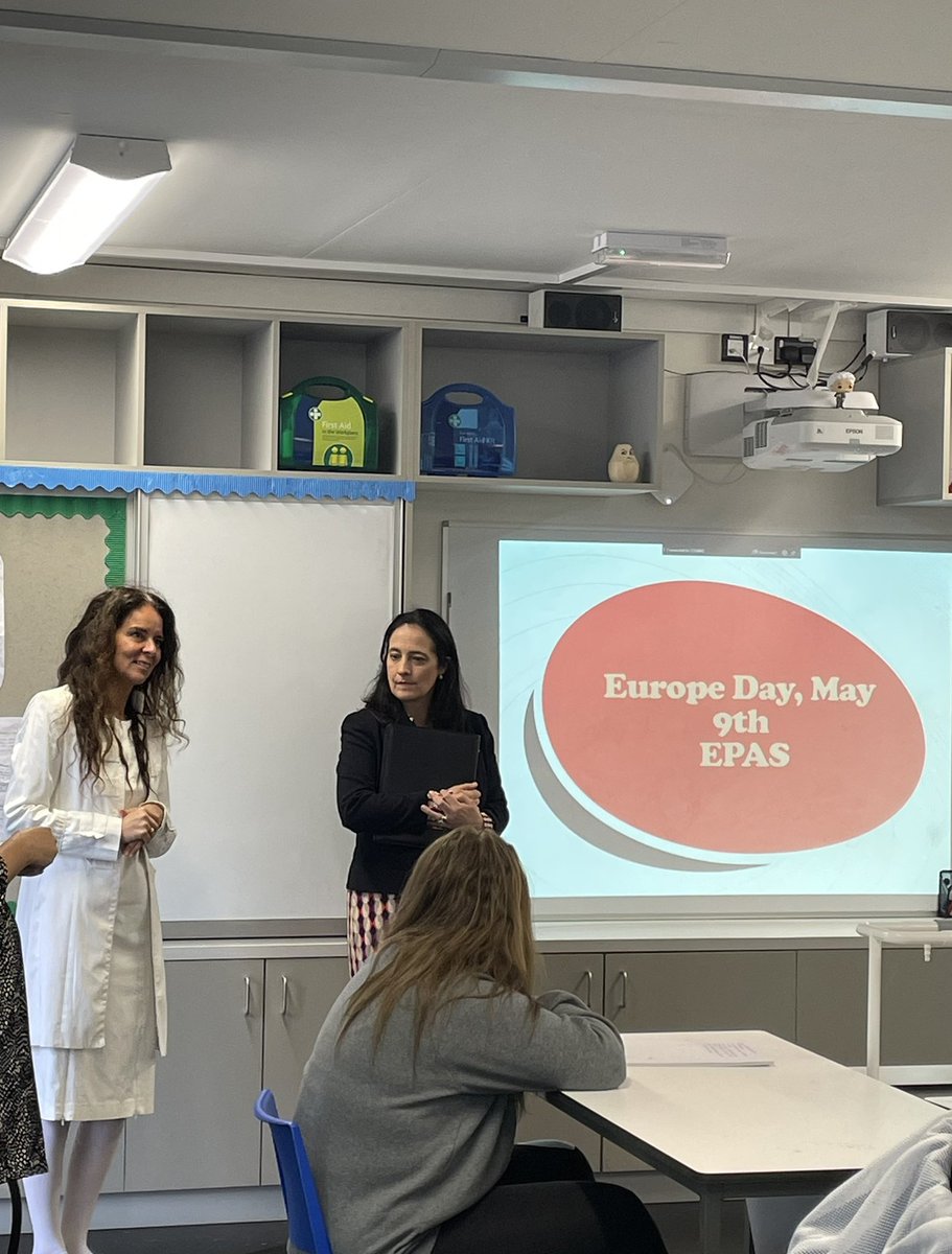 K2Vlierberge's tweet photo. No better way to celebrate #EuropeDay and commemorate #IrelandEU50 than discuss with students the 🇪🇺 project.
Delighted to accompany minister @cathmartingreen to the @StepasideETSS school in #Dublin.
🇮🇪🇪🇺🇧🇪 Long live Europe ⭐️Lang leve Europa⭐️Vive l’Europe⭐️Es lebe Europa⭐️ https://t.co/5EbhDnOQSZ