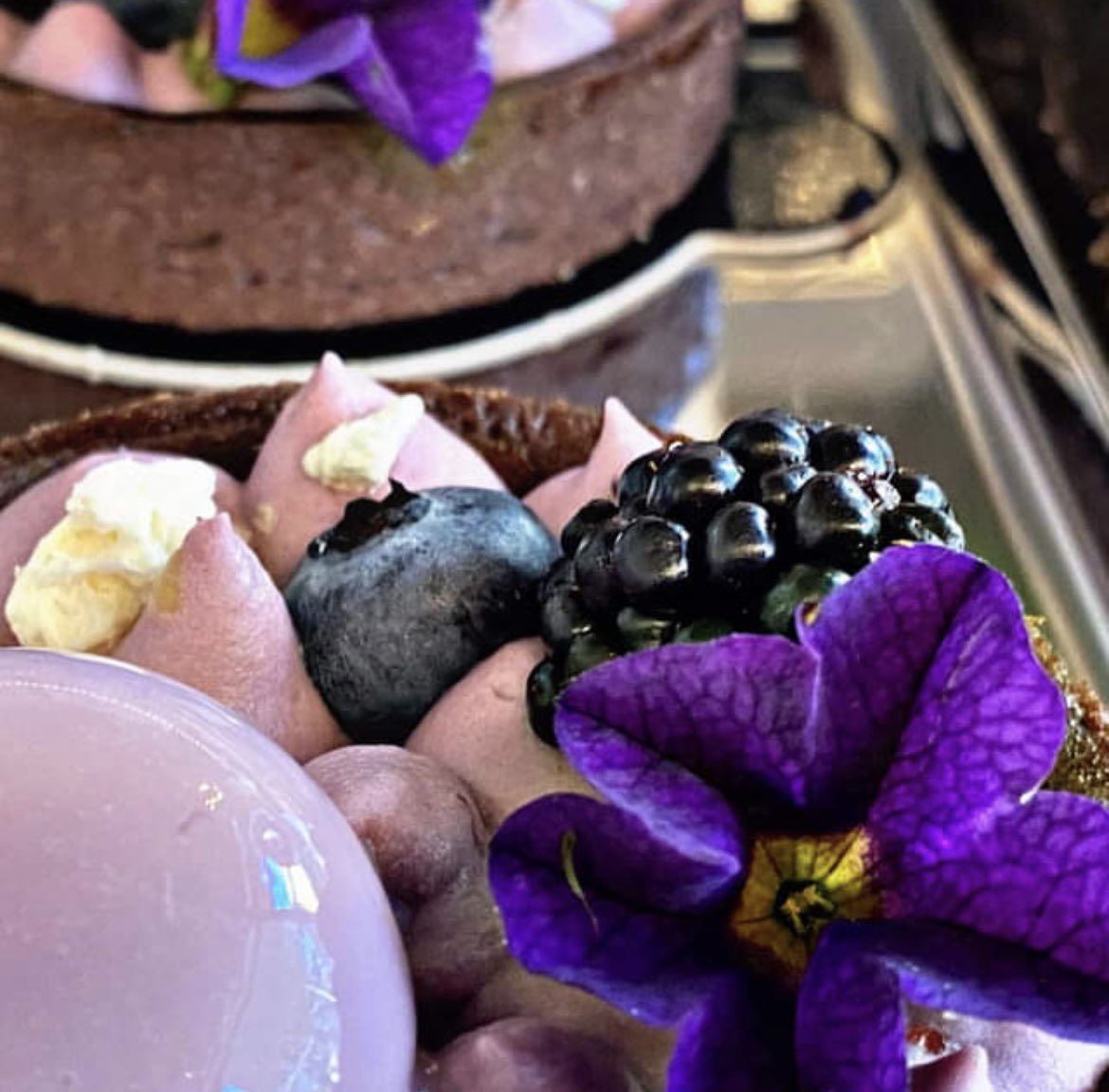 _Lucreee_'s tweet photo. #frolla al cacao, #bavarese alla vaniglia, #glassa a specchio, #mousse al mirtillo, #confettura alle more, #frutta fresca @ComoCfp https://t.co/be0XaiWxp2