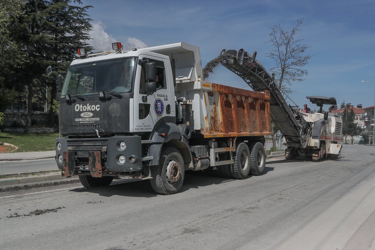 kutahyabel's tweet photo. TAHRİP OLAN YOLLAR SIFIRDAN ASFALTLANIYOR
Kütahya Belediyesi Fen İşleri Müdürlüğü ekiplerinin yürüttüğü üstyapı çalışmaları kapsamında Yunusemre Mahallesi, Cumhuriyet Mahallesi ve Yenidoğan Mahallesini kapsayan Yunusemre Caddesi’nde sıfır asfalt imalatı devam ediyor. 🛣️🚧
#asflat https://t.co/wCGByBdvyB