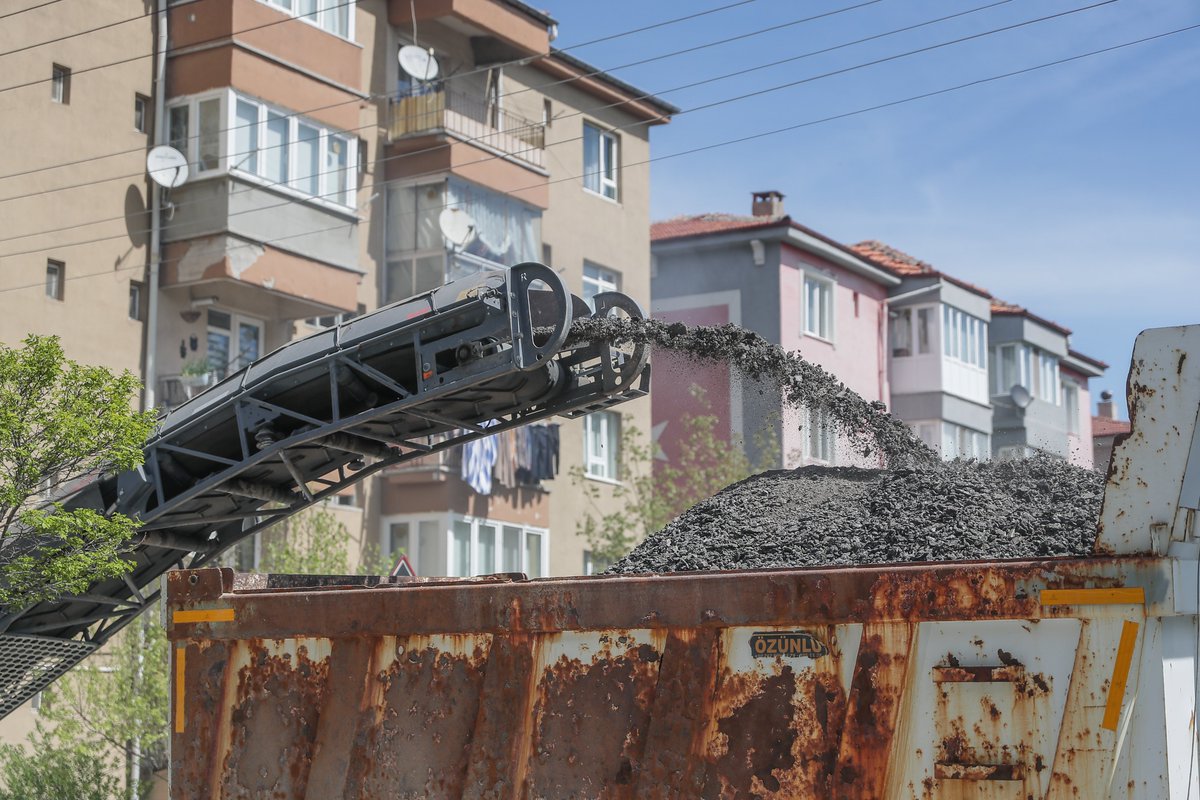 kutahyabel's tweet photo. TAHRİP OLAN YOLLAR SIFIRDAN ASFALTLANIYOR
Kütahya Belediyesi Fen İşleri Müdürlüğü ekiplerinin yürüttüğü üstyapı çalışmaları kapsamında Yunusemre Mahallesi, Cumhuriyet Mahallesi ve Yenidoğan Mahallesini kapsayan Yunusemre Caddesi’nde sıfır asfalt imalatı devam ediyor. 🛣️🚧
#asflat https://t.co/wCGByBdvyB
