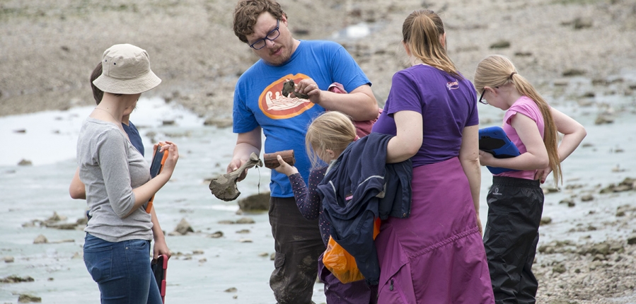 AlastairHackney's tweet photo. Fully-funded PhD opportunity (AHRC CDP, 45 months) 'Radical Mudlarking? Reimagining the History of London as a Global City on the Thames Foreshore' with @MOLArchaeology supervised by me, @Ed_Legon, @Dr_ClaireH and Ruth Taylor. Deadline 6 June 2022 See: https://t.co/utHKkqc9G6 https://t.co/pVKfab4nxU