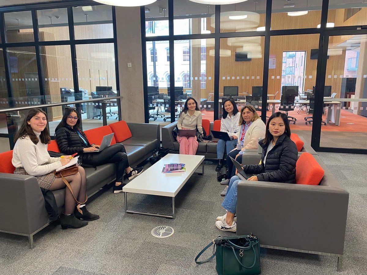 AsmaaHenni's tweet photo. 1 er jour du Business Game des étudiants du Master 1 MIPI et MITIC de l’Universite Gustave Eiffel à University Collège of Birmingham https://t.co/LKXiXf2Z85