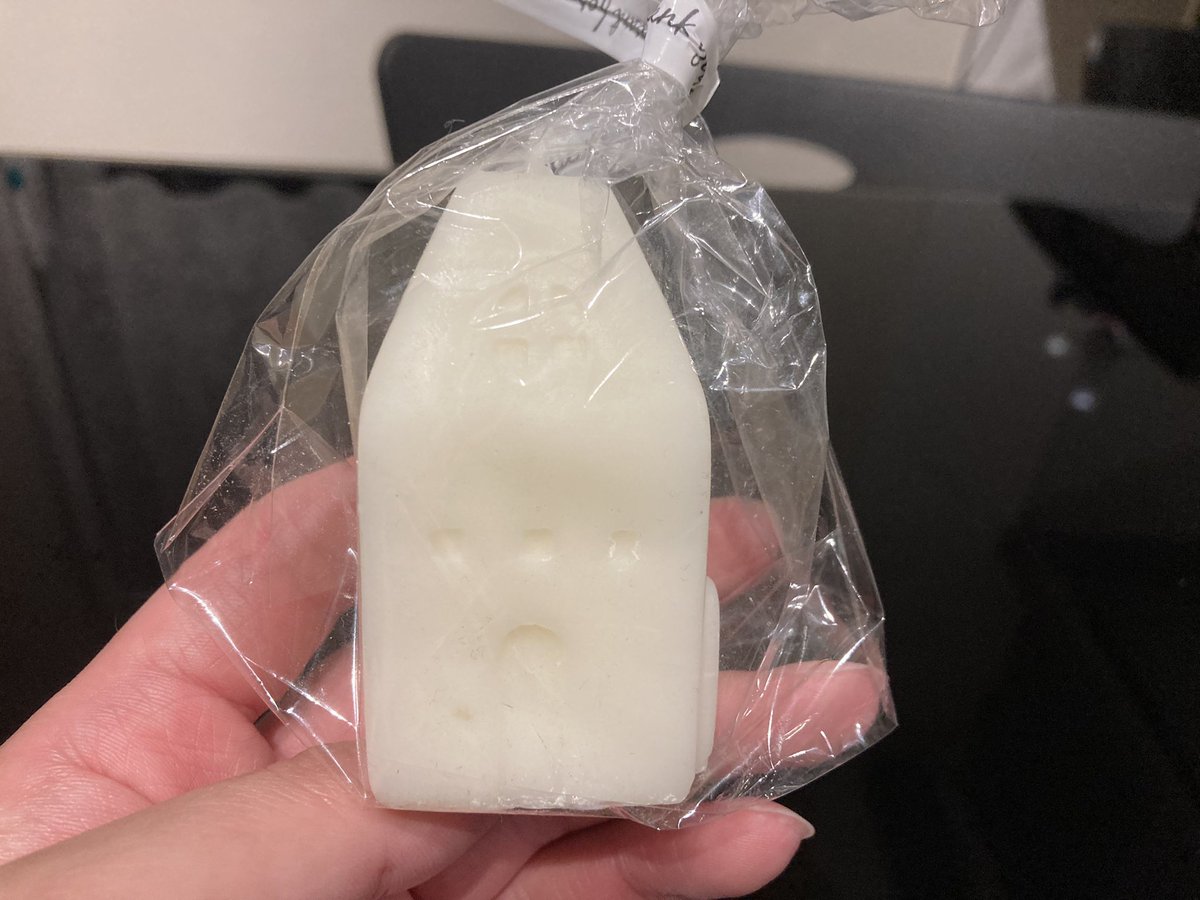 9240Bc's tweet photo. 会社の人から頂いた！
ハンドメイドでアクセサリーとかこんな感じのキャンドル？を作ってるそうです！
写真のセンスの無さはすいません。笑
https://t.co/RdbmHmA79c https://t.co/tzQ4WnkiwO