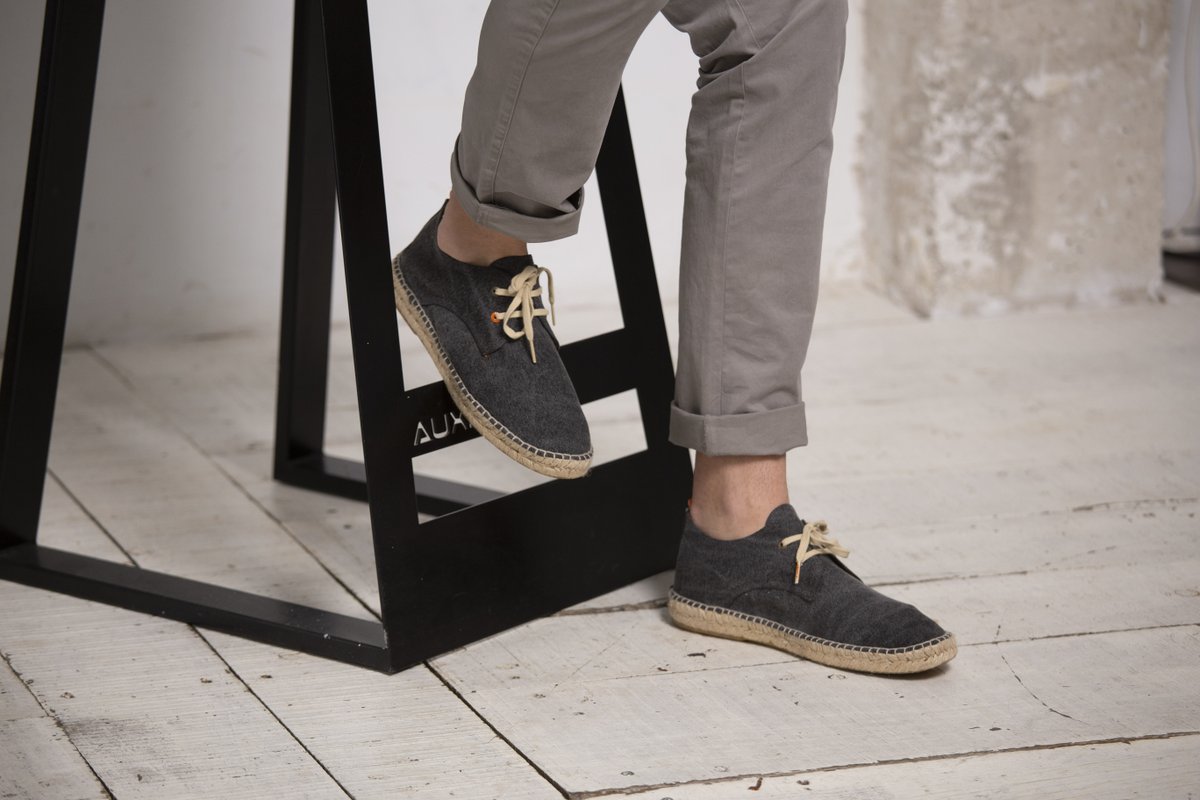 abarcashoes's tweet photo. 🌞 Llega el calor y con él el eterno debate... ¿Zapatos con o sin cordones? 👞🥿

👇 Dínos con cuál te sientes más cómodo 💬

#abarca #alpargatas #yute #abarcashoes #alpargatasartesanales #sandaliasprimavera https://t.co/Ot5PfSFHAe