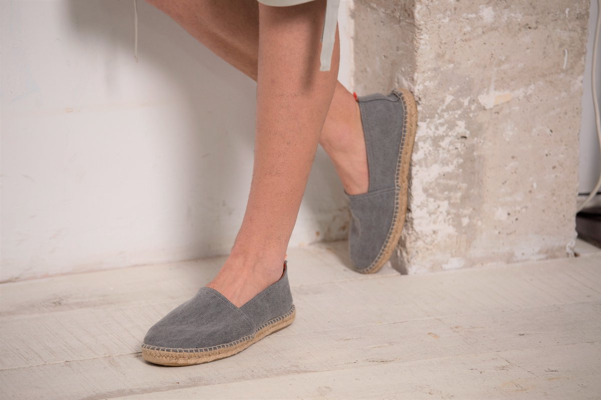 abarcashoes's tweet photo. 🌞 Llega el calor y con él el eterno debate... ¿Zapatos con o sin cordones? 👞🥿

👇 Dínos con cuál te sientes más cómodo 💬

#abarca #alpargatas #yute #abarcashoes #alpargatasartesanales #sandaliasprimavera https://t.co/Ot5PfSFHAe