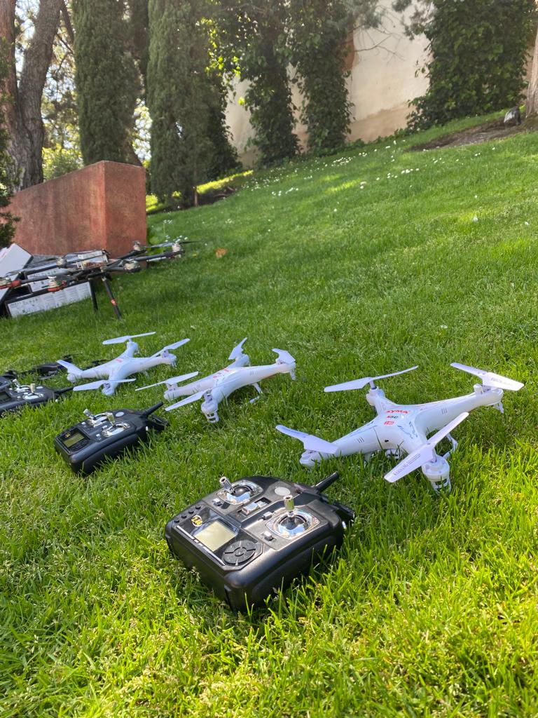 SmartyEventos's tweet image. Arranca la temporada del buen tiempo, ¿y qué mejor que hacerlo que con actividades de Team Building al aire libre? La pasada semana estuvimos en "La masía de José Luis" realizando una actividad con temática tecnológica y vuelo de drones. 🚁