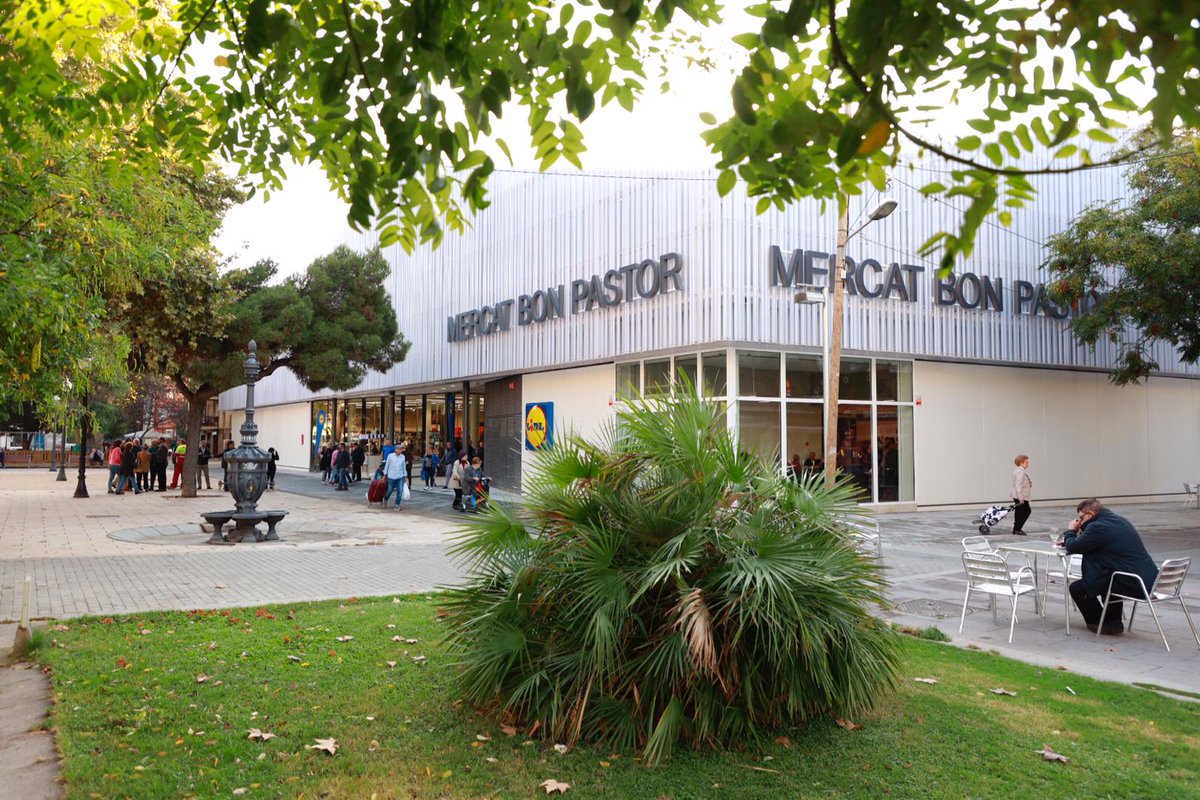 BCN_SantAndreu's tweet photo. 🥳 Gaudeix de la #FMBonPastor amb una #MercaTapa de qualitat!

🤤 Dissabte, el mercat de Bon Pastor @MercatsBCN se suma a la Festa Major oferint 🍤 tapes elaborades amb els 🍄 productes frescos 🐙 de les parades 👉 https://t.co/Rgq7XPRqr1 https://t.co/Exlr8JSjvu