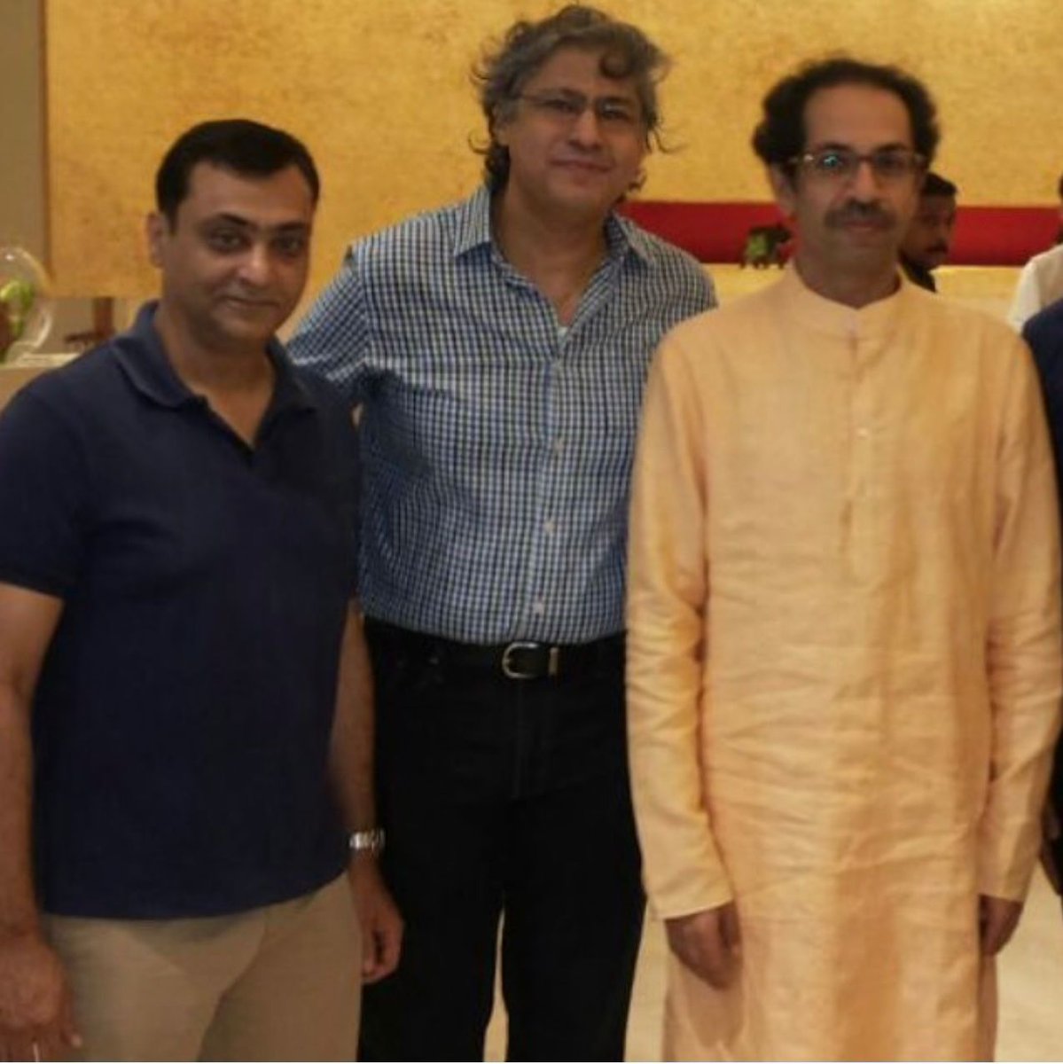 analyser_sk's tweet photo. मनाचिये अंधाराचा होतसे विनाशू...

एन आय ए ने धाड टाकलेल्या सोहेल खंडवाणी डावीकडून पहिला https://t.co/S6FgTIKrF3