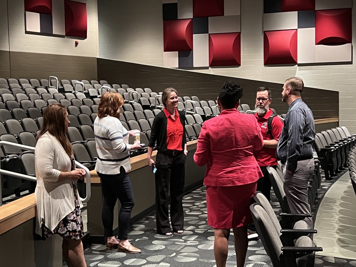 halleykimberly's tweet photo. So pleased to announce our new leadership ⁦@CHSTigerPride⁩!! Our own long-time Tigers: Mr. Kurt Young as Principal &amp; Mrs. Danielle Stultz as Assistant Principal, pending Board approval Weds. Please join me in welcoming these experienced educators! ⁦@CirclevilleCity⁩ https://t.co/E6KVmjl0fh