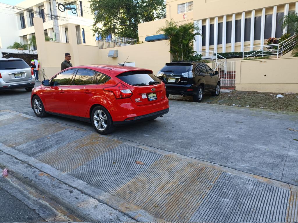 Rberrido's tweet photo. Hasta cuando será que @DIGESETT va a permitir este abuso? Esto es en la Jiménez Moya esquina c/ Gabino Moreno, al lado de la Dirección General de Alianzas Publico Privadas @PoliciaRD @ProcuraduriaRD https://t.co/UvFpT8QpBM