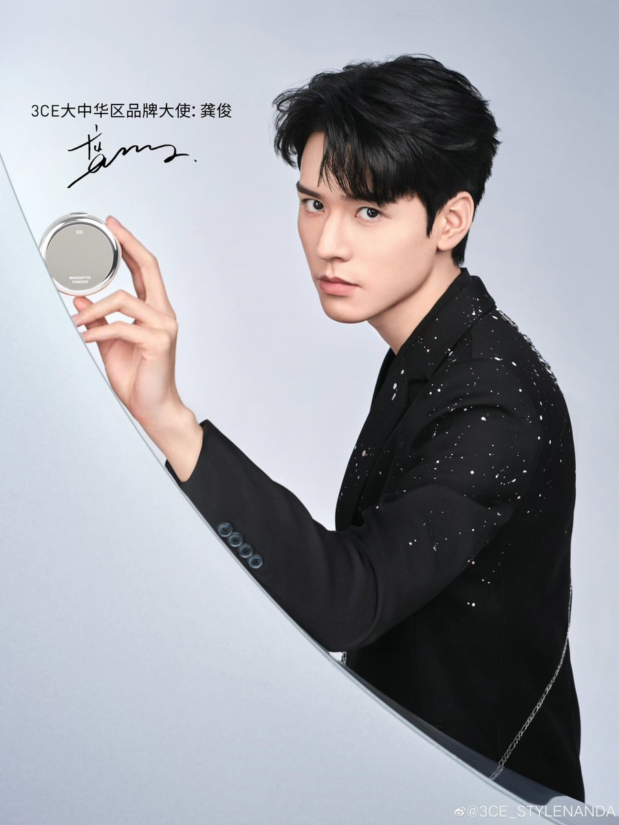 gongnjun's tweet photo. Begin your own light makeup experience with 3CE Makeup Fix Powder, a lightweight ultra-fine powder formula that will fixing your face makeup for a smooth and matte finish. Freeze your own flawless moment with 3CE STYLENANDA! https://t.co/srBt3CtLii