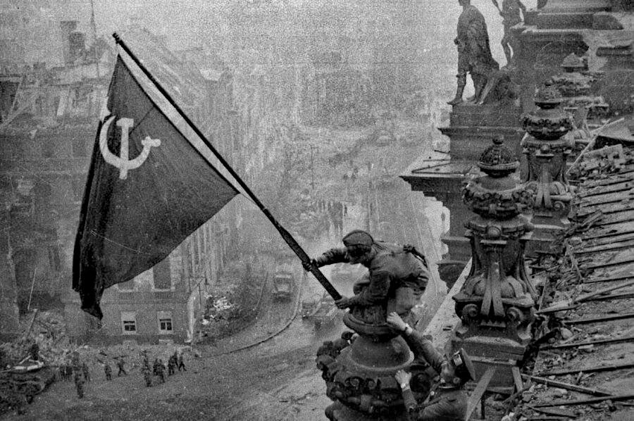 DerbyChrisW's tweet photo. Iconic image that marked victory over Nazis 77 years ago.

#VictoryDay https://t.co/XADM8eX3TU