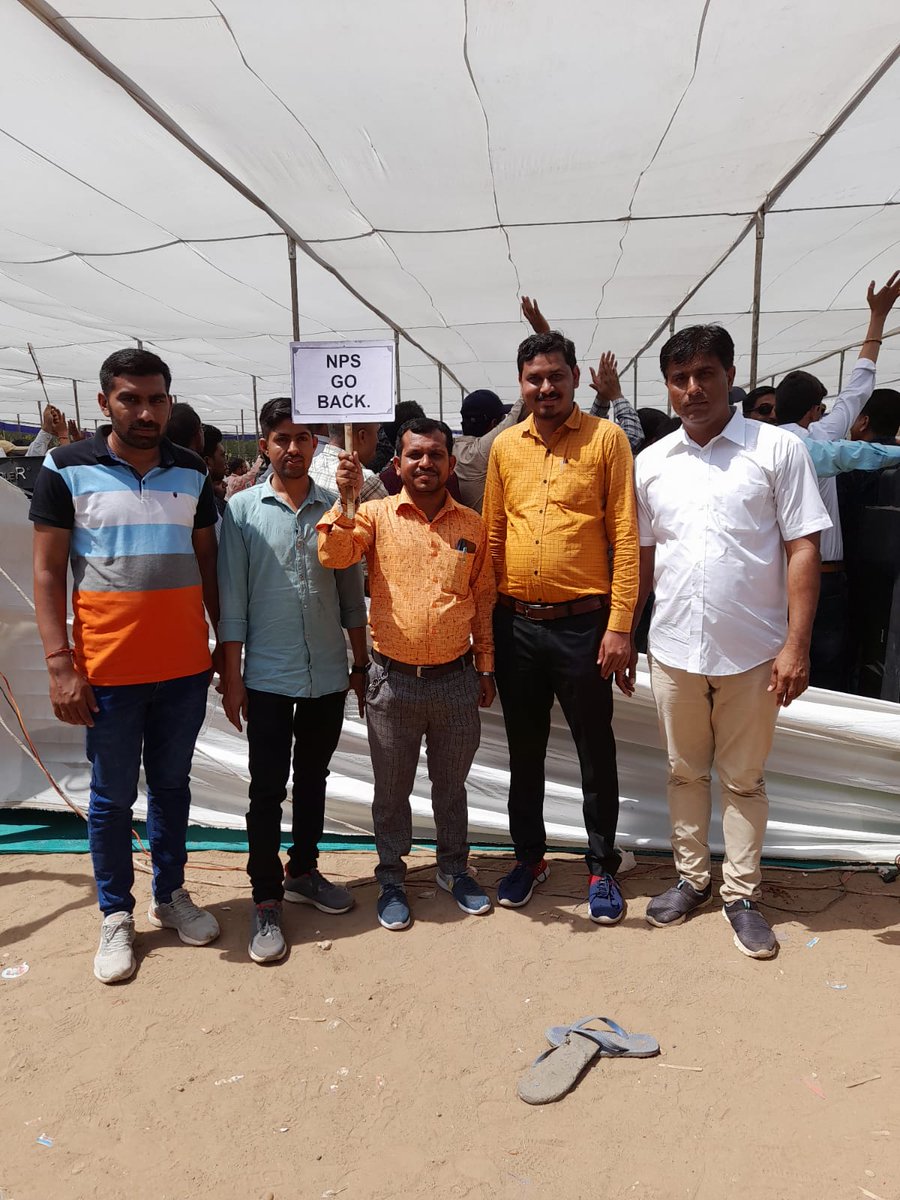 patangsmandal's tweet photo. જૂની પેન્શન યોજના લાગુ કરવાની માંગ સાથે ગુજરાતભર માંથી કર્મચારીઓ સત્યાગ્રહ છાવણી ખાતે ધરણાં કર્યા..જેમાં પાટણ ગ્રામસેવક મંડળ વતી ગ્રામ સેવકોએ હાજરી આપી...@bprawatNOPRUF @nopruf_Guj @pension_old @Guj_Gramsevak https://t.co/a1PLcYvQVI https://t.co/tT75zVpeWo