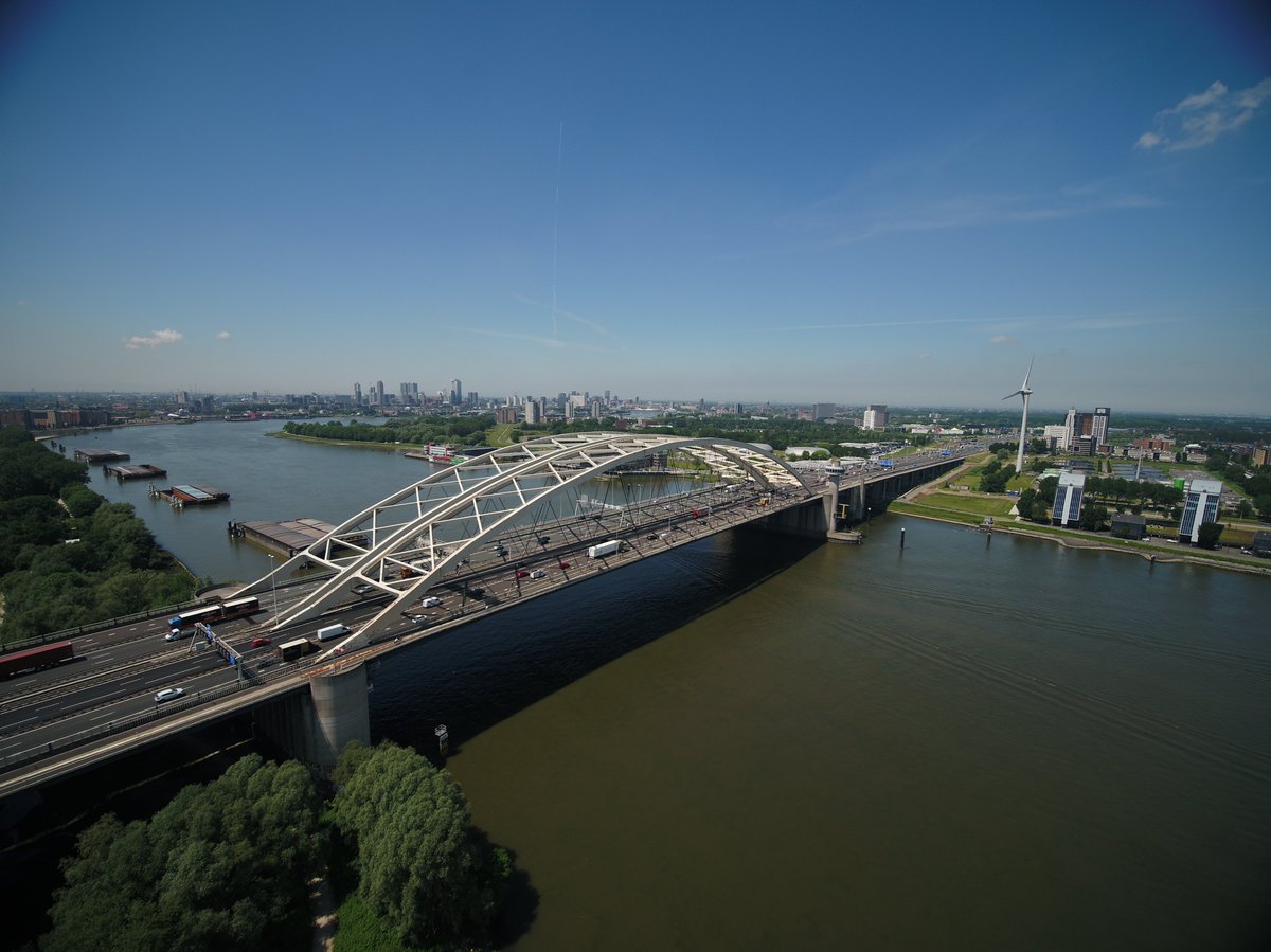 MoveRdh's tweet photo. Rijd je vaak over de A16 of woon je in de buurt van deze rijksweg? Wil je meer weten over oplossingen voor files op de A16? Kom dan woensdag 11 mei naar een inloopspreekuur van #MIRT-verkenning #Oeververbindingen regio Rotterdam. 

Meer info⤵️ 
https://t.co/VQdYZh7wTq

#MoVeRDH https://t.co/Z4gQ8geOCN