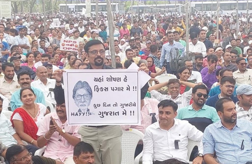 patangsmandal's tweet photo. જૂની પેન્શન યોજના લાગુ કરવાની માંગ સાથે ગુજરાતભર માંથી કર્મચારીઓ સત્યાગ્રહ છાવણી ખાતે ધરણાં કર્યા..જેમાં પાટણ ગ્રામસેવક મંડળ વતી ગ્રામ સેવકોએ હાજરી આપી...@bprawatNOPRUF @nopruf_Guj @pension_old @Guj_Gramsevak https://t.co/a1PLcYvQVI https://t.co/tT75zVpeWo