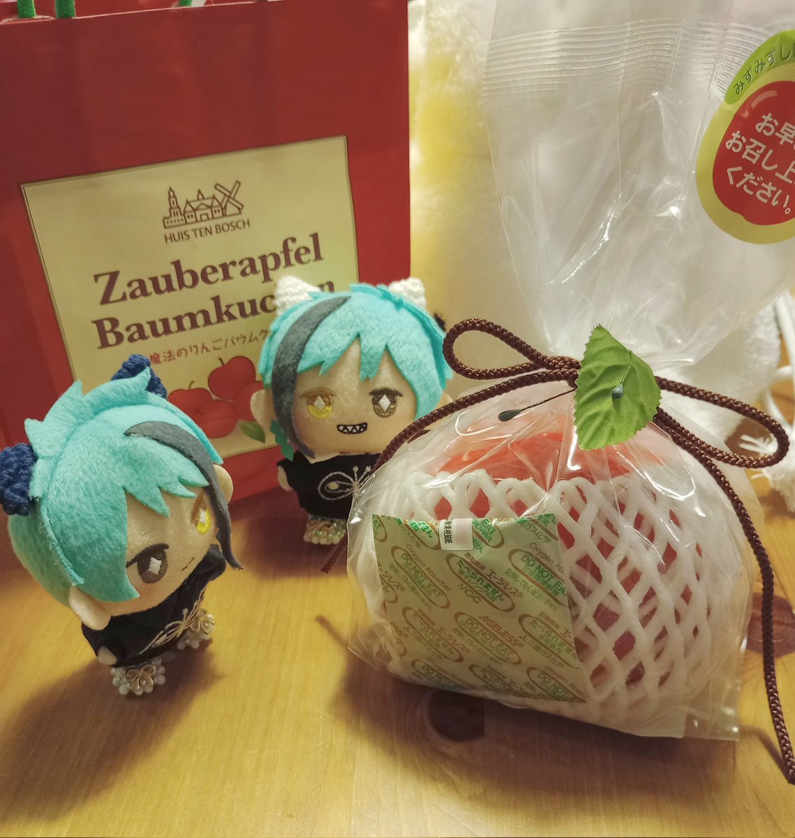 twstchocousagi's tweet photo. 魔法のりんごバウムクーヘン🍎💕
かわいいしおいしい🥰✨✨
はうすてんぼすで買ってきてた🎵
#twstぬい撮り部 
#にゃんにゃんうつぼ https://t.co/j5bLBIvMvH