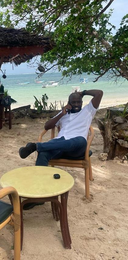 Tim_Theuri's tweet photo. @RailaOdinga Whover said Monday's are blue was right too..... #Babachallenge https://t.co/WybXAdI1mO