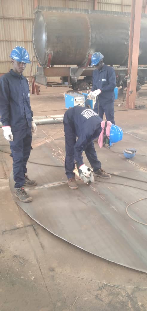 NCpmct's tweet photo. Depuis le 03/05/2022, la 2ème promotion des enfants en situation de rue en apprentissage en chaudronnerie à Nègè Blon a débuté son stage de qualification en entreprises. A la fin de ce stage d'un mois, ces 21 enfants dont 4 filles du samusocial subiront les évaluations finales. https://t.co/DFfDTXoKxZ