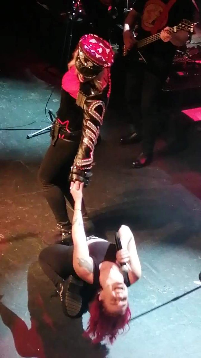 CLAIREDEBUIRE's tweet photo. Yoga ! @scarlettwilde @kimwilde https://t.co/He76FxZYIp