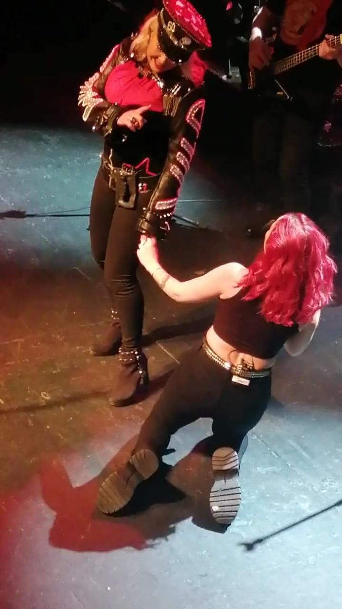 CLAIREDEBUIRE's tweet photo. Yoga ! @scarlettwilde @kimwilde https://t.co/He76FxZYIp