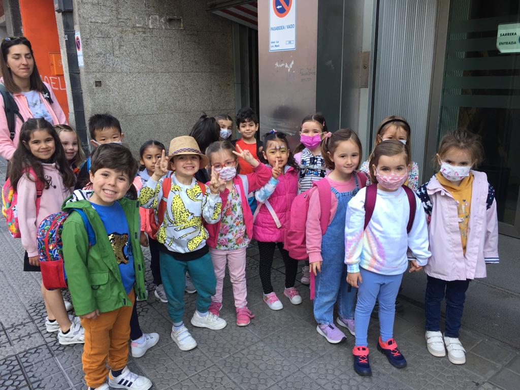 PurezaBilbao's tweet photo. Lapurriketa...🚜🐖🐄!!!
#4urte txangora joango gara!
Hoy nos hemos convertido por un día en granjeros...el sol nos acompaña y con amigos todo es mucho mejor.
#elkarrekinurrunagoiristengara 
#excursion 
#txango https://t.co/TSPMFdmEWE