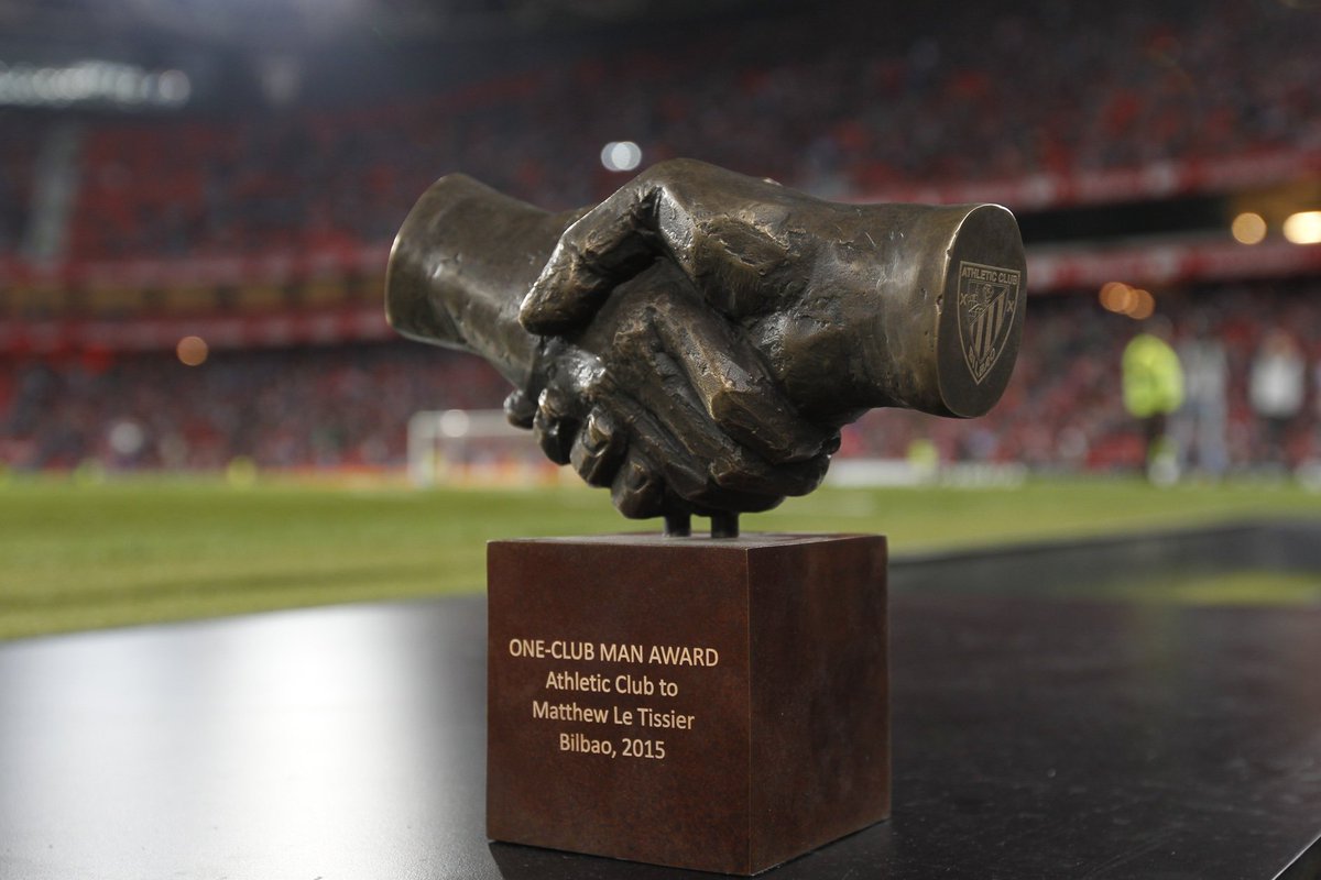 quedauncambio's tweet photo. Esto motivó una idea muy particular y original  en 2015. Homenajear a jugadores de todo el mundo que hayan hecho su carrera siempre en un mismo club. Así se creó el ONE CLUB AWARD y para ser aún más integradores se dan dos premios: #OneClubMan  y #OneClubWoman https://t.co/E9dJaHxtoG