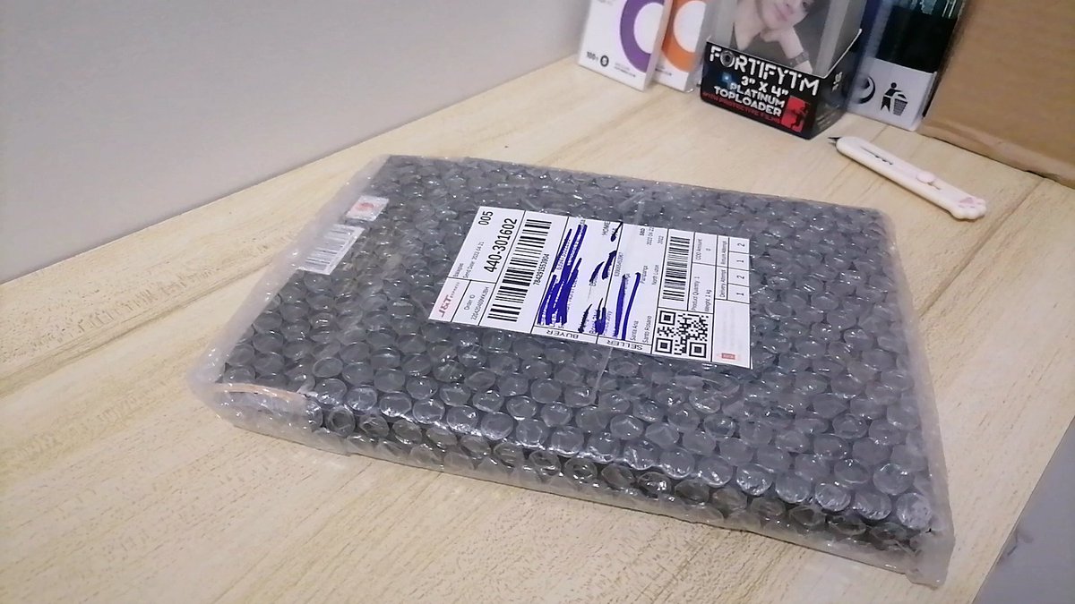 jvstforchuu's tweet photo. @YouralityShop #YRLT_feedbacks
Sa may mga balak pa umorder dito wag nyo na ituloy jusko 🙅♀️ nakaka disappoint na ganto yung packaging nila sa album. Bat naman 1 layer lang ng bubble wrap?? Tas parang luma pa edi mag kakaganyan talaga yung album. Pwede naman kayong maningil for ++ https://t.co/XCXUPC8e4a