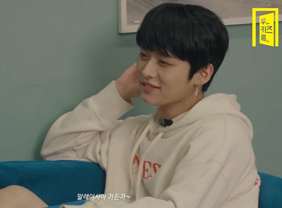 LIN00ST4R's tweet photo. the way leeknow look at han :
2018                                           2022 https://t.co/dI4qzJVeNv