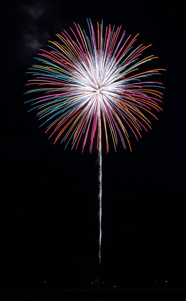 gamentank's tweet photo. 昨日打ち上げられたfireworks4peace

願わくば平和的な火薬利用が叶いますように

①夕映えのヤシ
②昇朴付　芯入錦冠
③希望の華
④金波輪星入青牡丹

#fireworks4peace 
#紅屋青木煙火店
#阿部煙火工業
#生島煙火
#糸井火工 https://t.co/g9ueisiQ8J