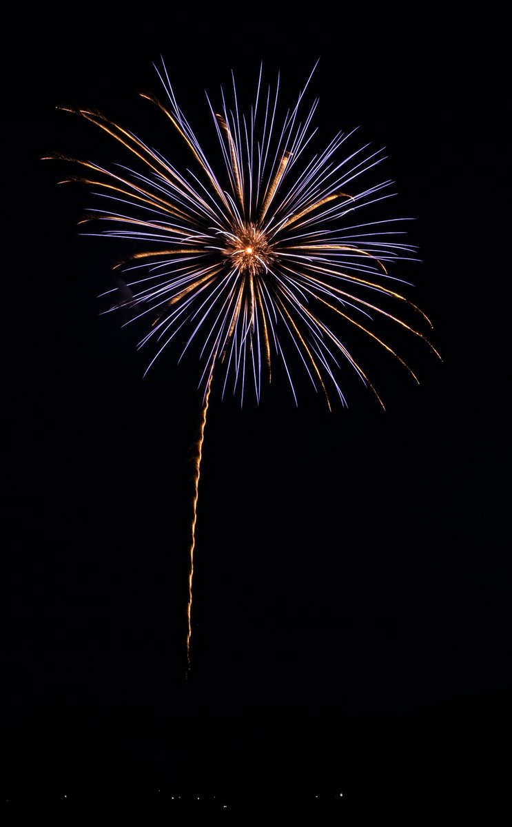 gamentank's tweet photo. 昨日打ち上げられたfireworks4peace

願わくば平和的な火薬利用が叶いますように

①夕映えのヤシ
②昇朴付　芯入錦冠
③希望の華
④金波輪星入青牡丹

#fireworks4peace 
#紅屋青木煙火店
#阿部煙火工業
#生島煙火
#糸井火工 https://t.co/g9ueisiQ8J