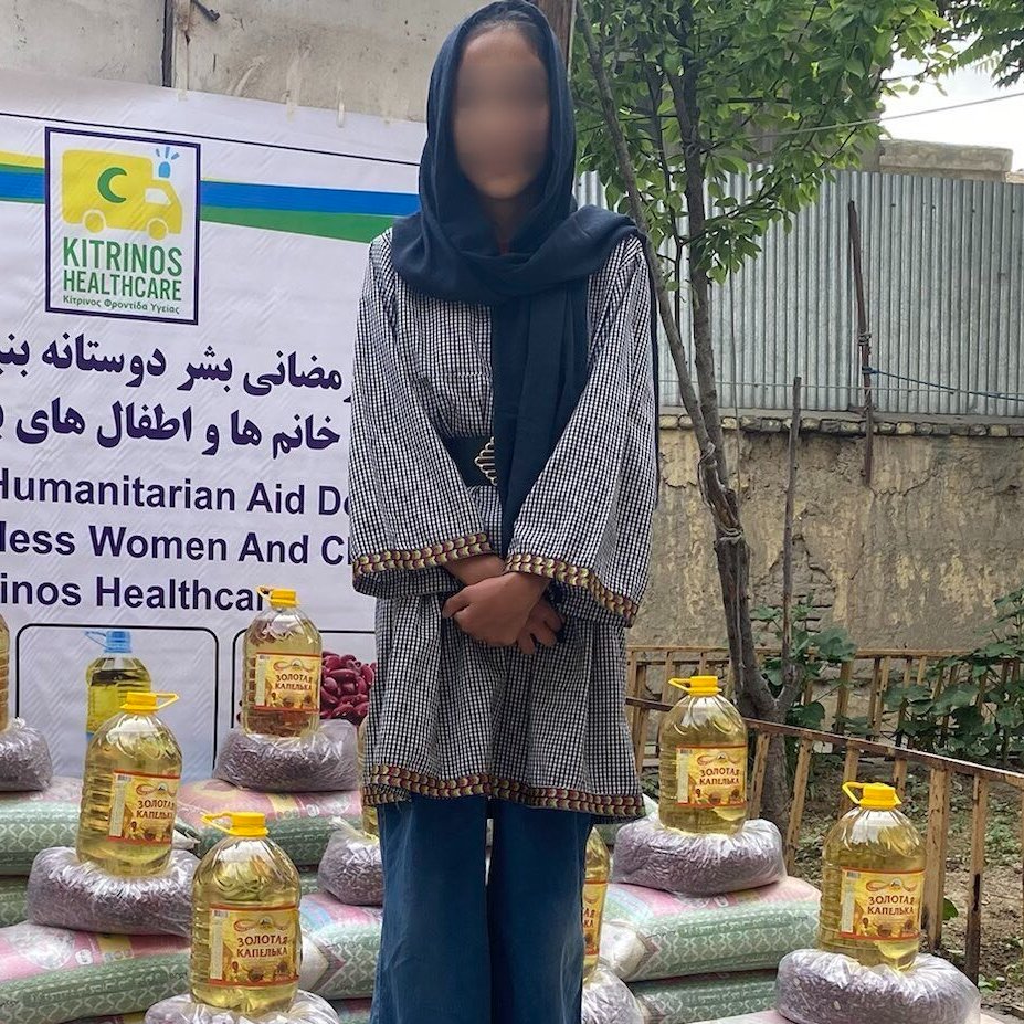TeamKitrinos's tweet photo. Since teenager Saamiya*'s father died, the responsibility fell on her to help provide for her family - an endless struggle as she can’t find work. We hope the #Ramadan food pack we gave her will lift some of the weight from her shoulders.

*name changed to protect privacy https://t.co/kEpi0iSUx6