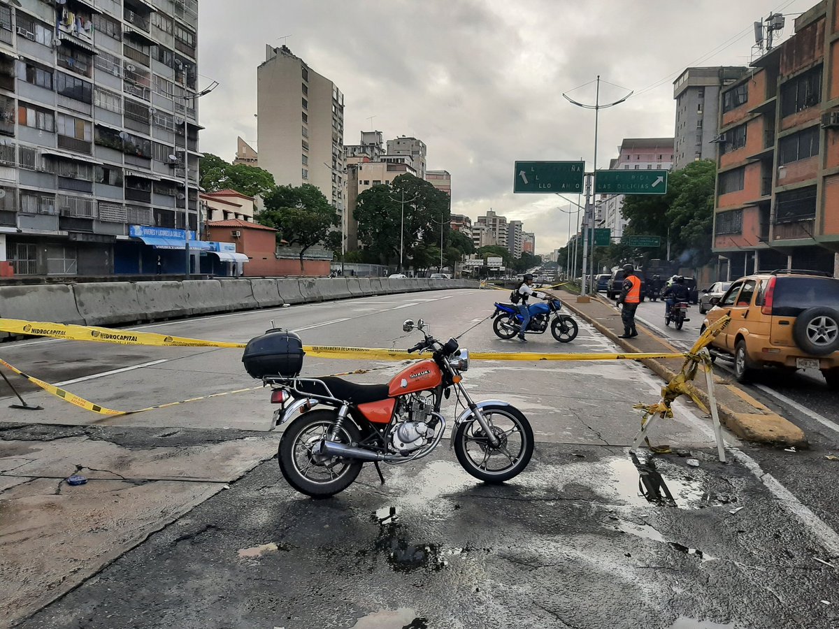 solanojuanc's tweet photo. 09May 7:45am Cerrada las trincheras Av Libertador vía al este. Fuerte congestión en la parte alta. Eviten la zona!!! @FMCENTER https://t.co/AmAZsAcsEY