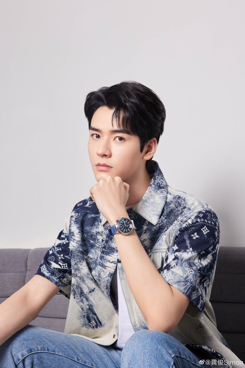 gongnjun's tweet photo. Interpreting an outstanding performance with Louis Vuitton Tambour Street Diver around my wrist, a creative design carry the modern new ideas that full of elegance and casual style. Explore the wonderful watch series by visiting the official website and buy your own! https://t.co/gPkhC0VQ6N