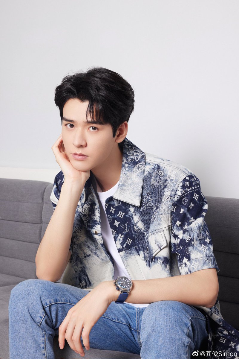 gongnjun's tweet photo. Interpreting an outstanding performance with Louis Vuitton Tambour Street Diver around my wrist, a creative design carry the modern new ideas that full of elegance and casual style. Explore the wonderful watch series by visiting the official website and buy your own! https://t.co/gPkhC0VQ6N