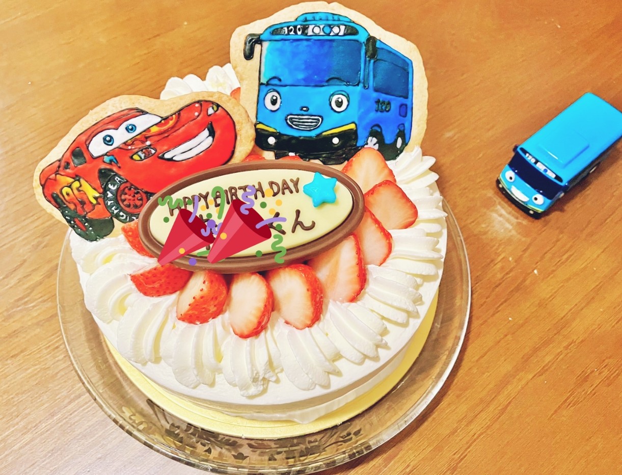 星めぐりお菓子工房 アイシングバースデーケーキ 今回のアイシングリクエストは ライトニング マックィーンと ちびっこバス タヨでした ケーキはシンプルだけど甘酸っぱい熊本県産の苺をたっぷり使ったショートケーキです ケーキ