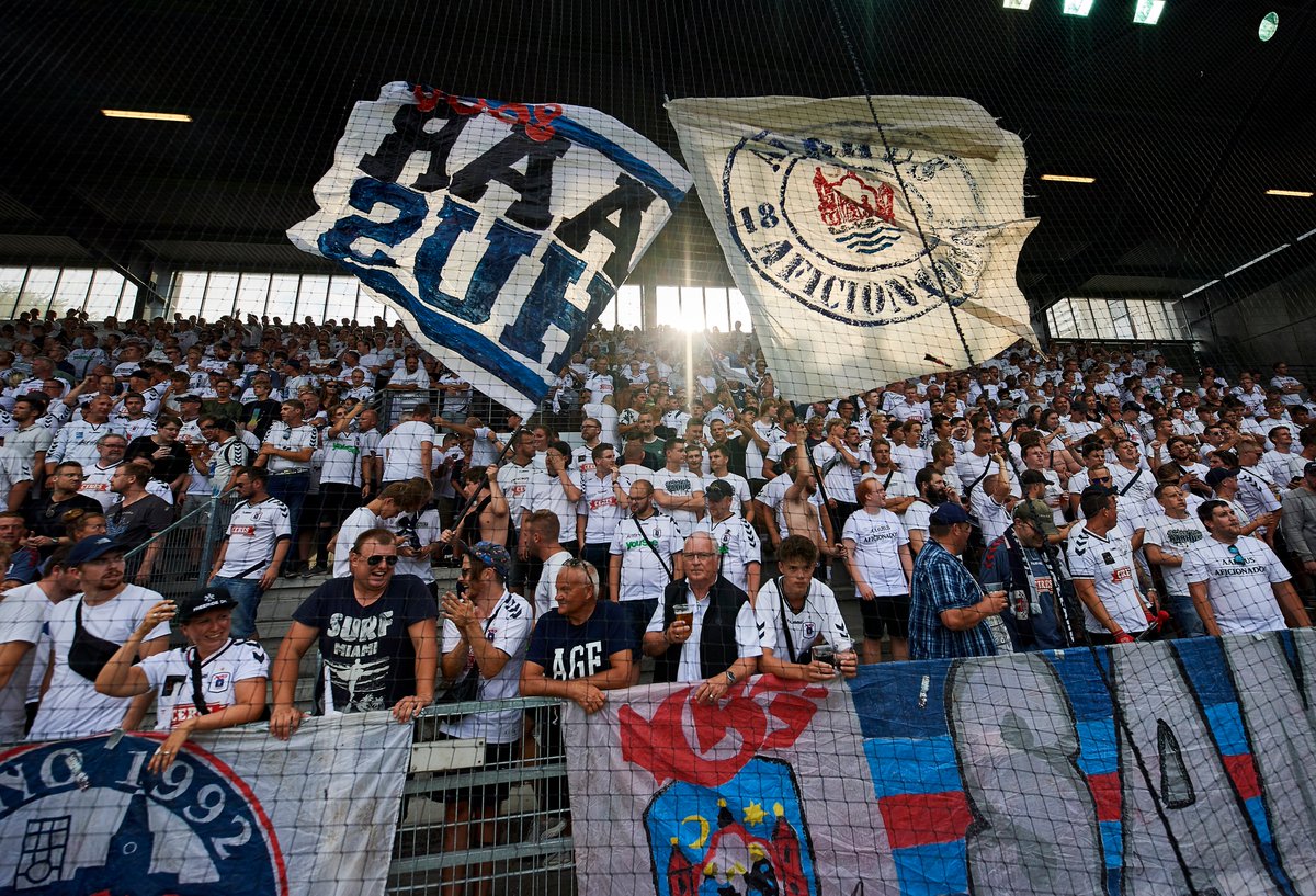AGFFodbold's tweet photo. Store som små - alle er vi stolte som få og på torsdag det til Vejle gå i hvid og blå - for her skal slaget stå 🤍💙

Tag med holdet til den næste kamp, der er rigtig vigtig i jagten på point ➡️ https://t.co/Et56F3MqBn
#ksdh #vbagf #ultratwitteragf https://t.co/ilCXdjaACq