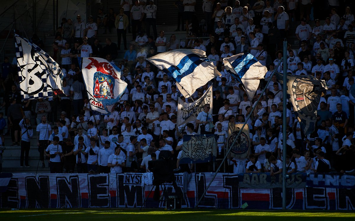AGFFodbold's tweet photo. Store som små - alle er vi stolte som få og på torsdag det til Vejle gå i hvid og blå - for her skal slaget stå 🤍💙

Tag med holdet til den næste kamp, der er rigtig vigtig i jagten på point ➡️ https://t.co/Et56F3MqBn
#ksdh #vbagf #ultratwitteragf https://t.co/ilCXdjaACq