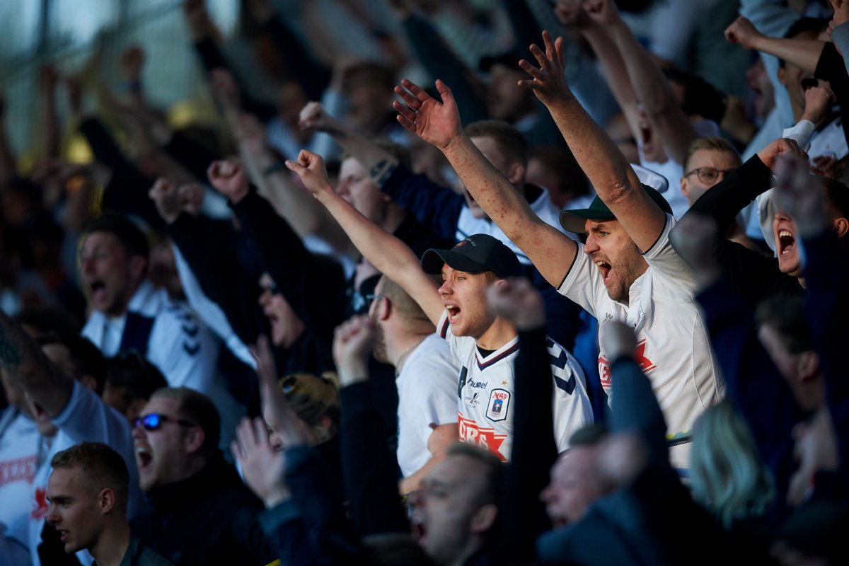 AGFFodbold's tweet photo. Store som små - alle er vi stolte som få og på torsdag det til Vejle gå i hvid og blå - for her skal slaget stå 🤍💙

Tag med holdet til den næste kamp, der er rigtig vigtig i jagten på point ➡️ https://t.co/Et56F3MqBn
#ksdh #vbagf #ultratwitteragf https://t.co/ilCXdjaACq