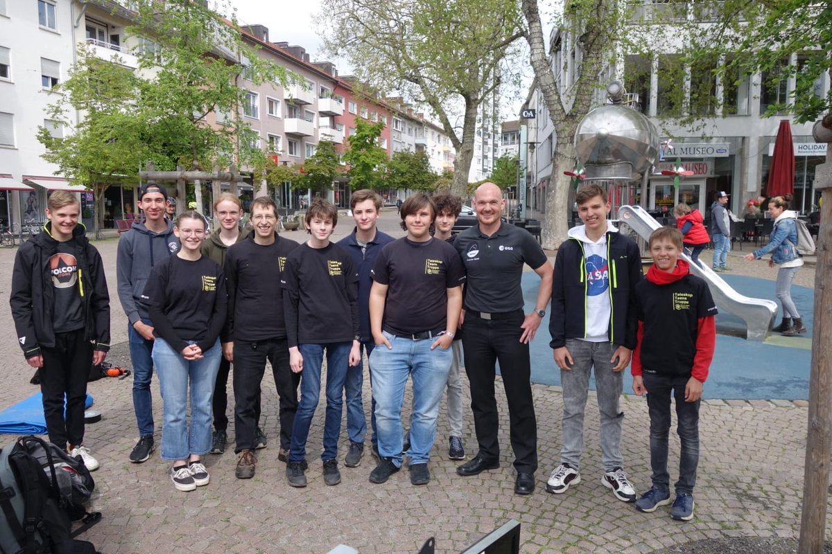 Am Sonntag hatte unsere Jugendgruppe hohen Besuch.
Astro Alex war zur 111. Tagung der Humboldt-Gesellschaft im Graf-Zeppelin-Museum in Friedrichshafen geladen und lies es sich nicht nehmen das von unserer Jugendgruppe selbst entworfene RAMOTS zu begutachten.😃