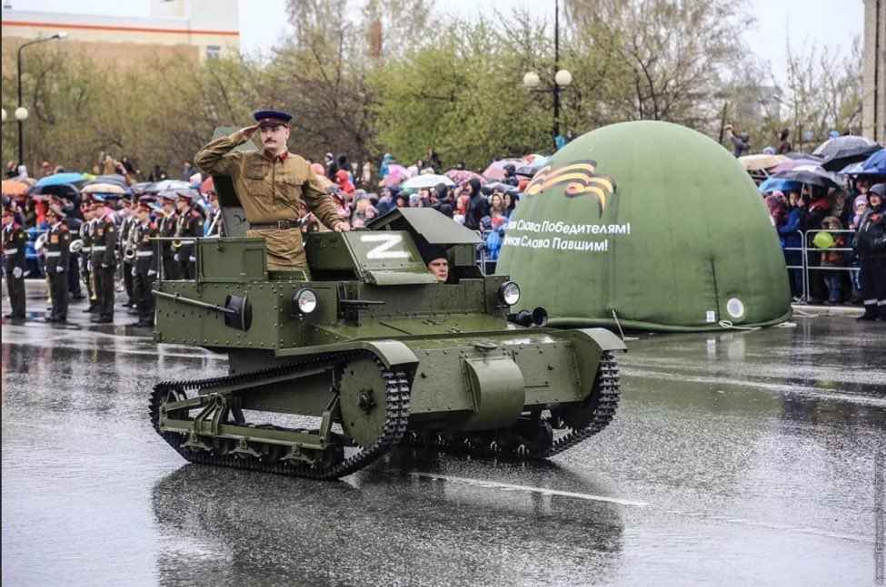 account_record's tweet photo. BREAKING: Russia's last remaining tank takes part in Victory Day parade #Russia #Russian #RussianArmy #UkraineRussianWar #Ukraina #Putin #UkraineRussiaCrisis https://t.co/ogETqEV8Df