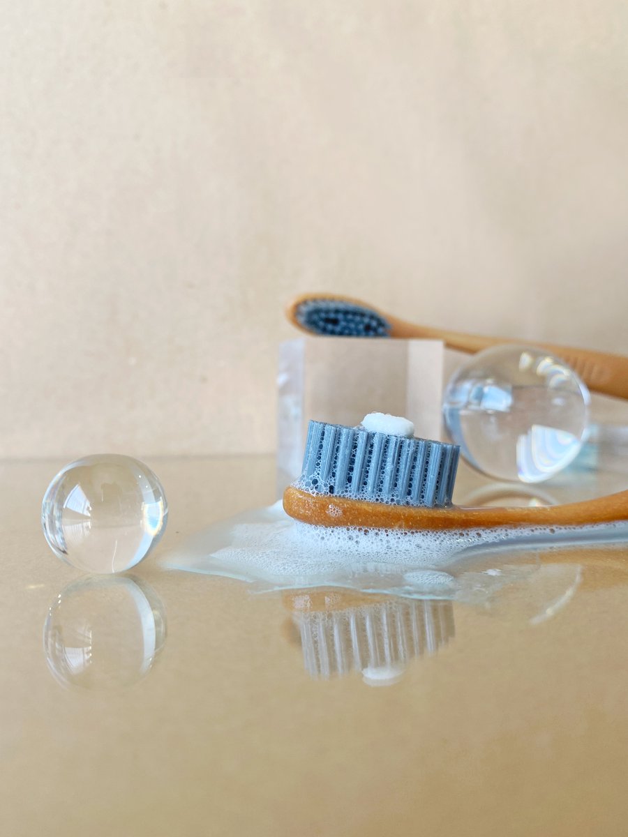 El cepillo Retürn esta hecho con plástico recogido del Mediterráneo 🌊 lo mejor de todo, es BIODEGRADABLE 🤩 gracias a un adictivo en el proceso de fabricación!! Let’s do this together 

 ¿Y tú, todavía no tienes tu cepillo biodegradable? 😉
#naturbrush #soydenatubrush #cepillo