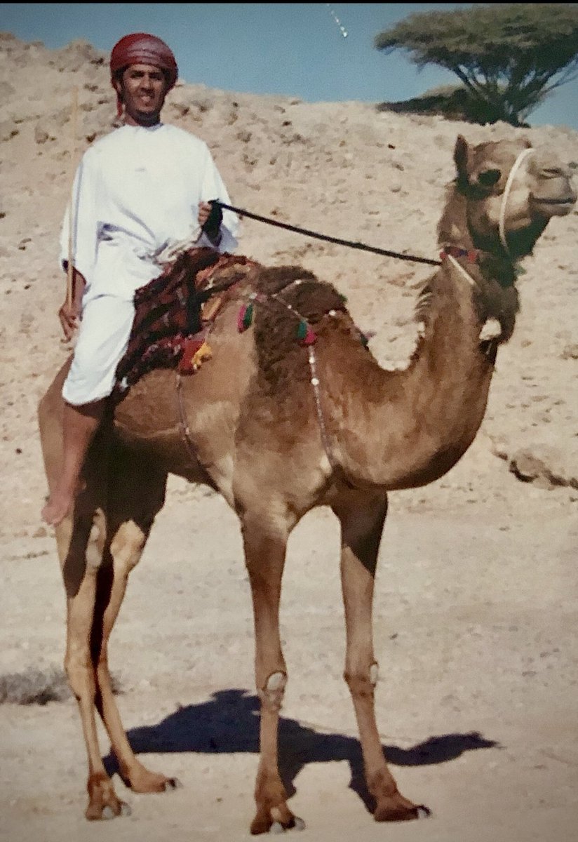 لي الشرف لن قلت بدوي وبحار
حدين في سيف الفخر والكرامة

لي الشرف والعز وارد وصدار
في لابتي اهل العلى والشهامة

اهلي لهم في موطن الطيب مقدار
وراس المجد ارخى عليهم لثامه

بين الصحاري والبحر طية اسرار
أمجاد عشق وكبرياء وزعامة

فيني البداوة عشق من دون اسوار
وموج البحر يسكن بقلبي غرامه