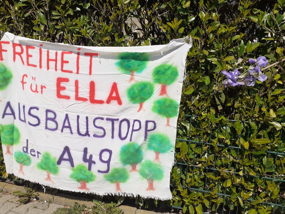 Ella ist frei! Seit einer Stunde! Es ist ein glücklicher Moment #FreeElla in #Freiheit zu sehen. Für eine kurzen Moment öffneten sich die Mauern der JVA in #Frankfurt. Der Zugriff der hessischen Rache-Justiz ist in diesem Fall zuende.
#LebenStattKapitalismus 
#WaldStattAsphalt