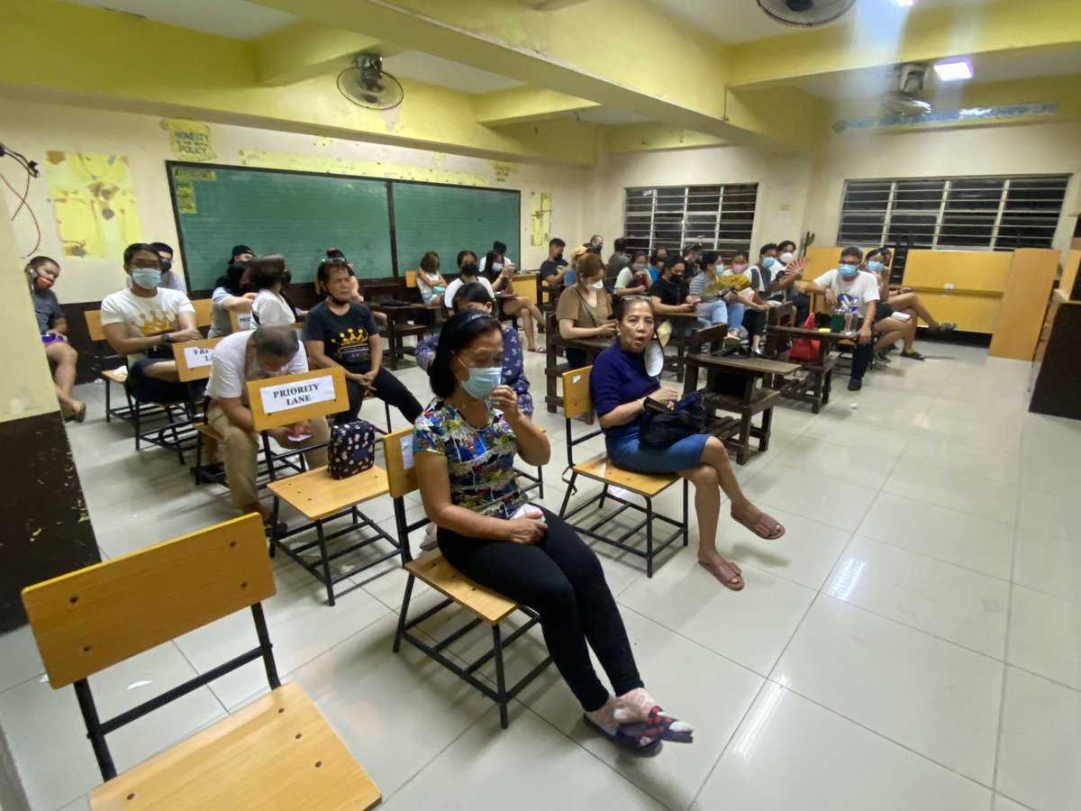 ABSCBNNews's tweet photo. Close to an hour past the end of voting hours, over a hundred voters in Nangka Elementary School Clustered Precinct 340 in Marikina are still waiting for a contingency vote counting machine to replace the one that malfunctioned around 9AM. #Halalan2022 | via @VivienneGulla https://t.co/us4Kim9Zao