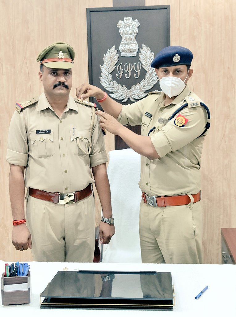 gondapolice's tweet photo. #SPGonda @IPS_SantoshM  ने उपनिरीक्षक से निरीक्षक पद पर प्रोन्नत हुए 02 उपनिरीक्षक आलोक कुमार सिंह व सुरेश कुमार वर्मा के कंधे पर स्टार लगाकर दी बधाई :- https://t.co/sv2IAmotal