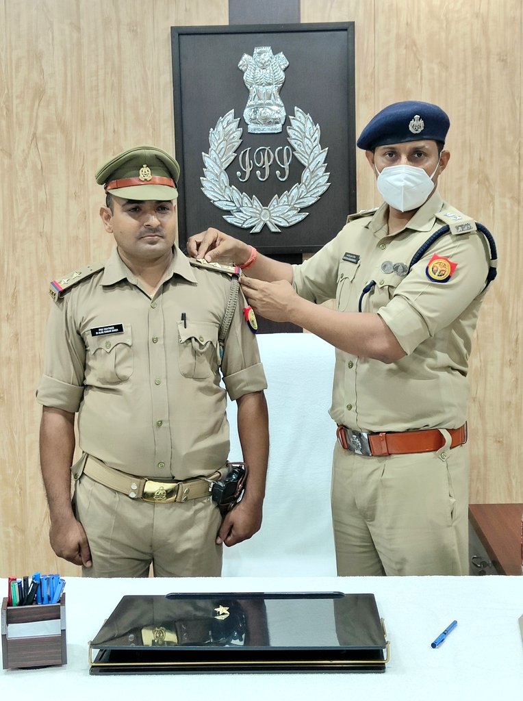 gondapolice's tweet photo. #SPGonda @IPS_SantoshM  ने उपनिरीक्षक से निरीक्षक पद पर प्रोन्नत हुए 02 उपनिरीक्षक आलोक कुमार सिंह व सुरेश कुमार वर्मा के कंधे पर स्टार लगाकर दी बधाई :- https://t.co/sv2IAmotal
